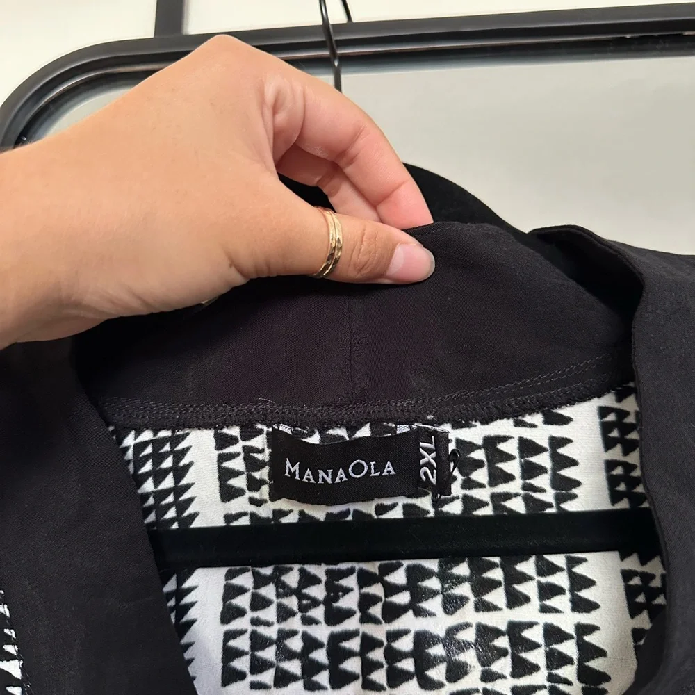 Manaola Black & White Women's   V- Neck Pullover Top